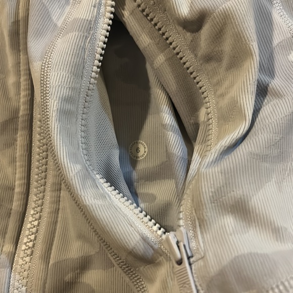 Lululemon define jacket size 6 - Picture 2 of 3